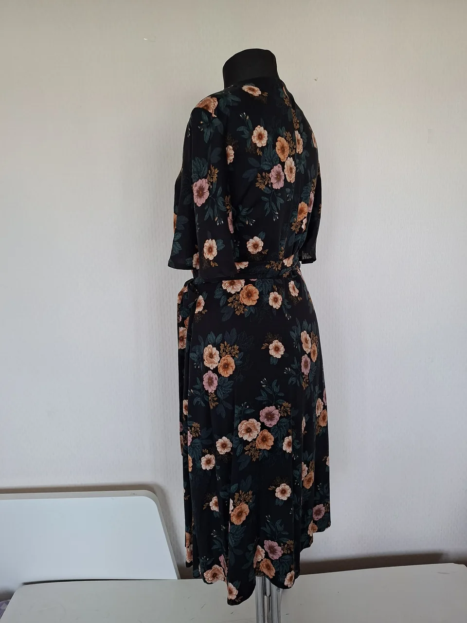 Vieglas viskozes auduma apsienamā wrap kleita XL izmērā