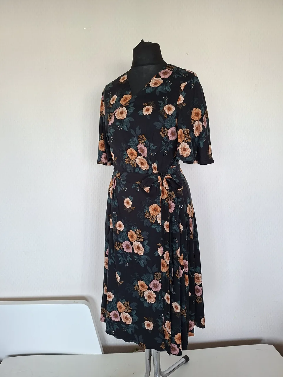 Vieglas viskozes auduma apsienamā wrap kleita XL izmērā