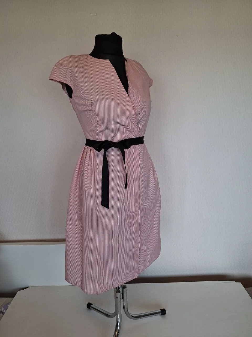 Leinen-Wickelkleid in Größe M, passt auch für Größe S. Dieses Kleid ist knielang mit einer Wickelfront und einem V-Ausschnitt, kurzen Ärmeln, einem schwarzen Bandgürtel an der Taille und einem leicht ausgestellten Rockteil, gefertigt aus…