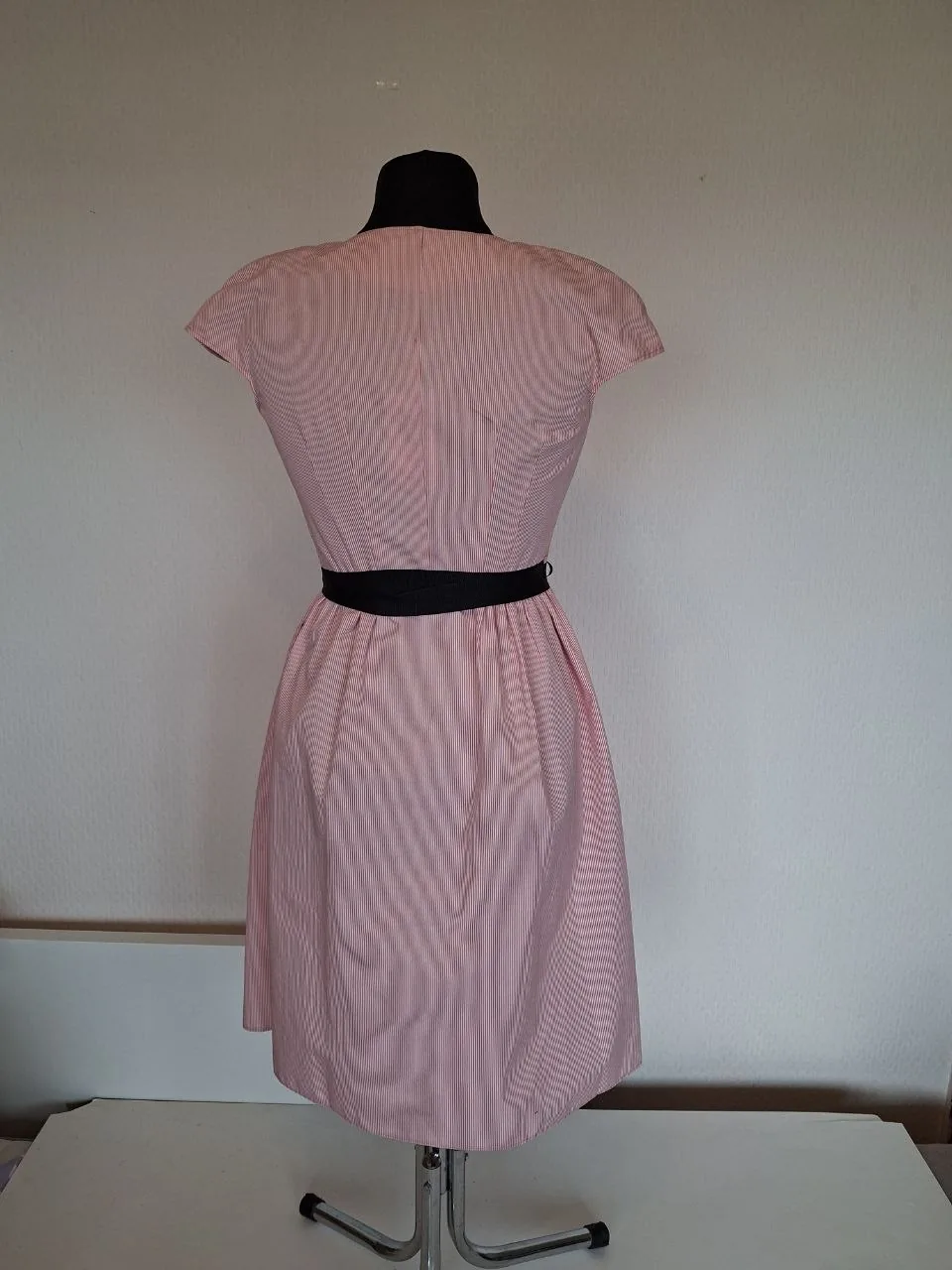 Leinen-Wickelkleid in Größe M, passt auch für Größe S. Dieses Kleid ist knielang mit einer Wickelfront und einem V-Ausschnitt, kurzen Ärmeln, einem schwarzen Bandgürtel an der Taille und einem leicht ausgestellten Rockteil, gefertigt aus…