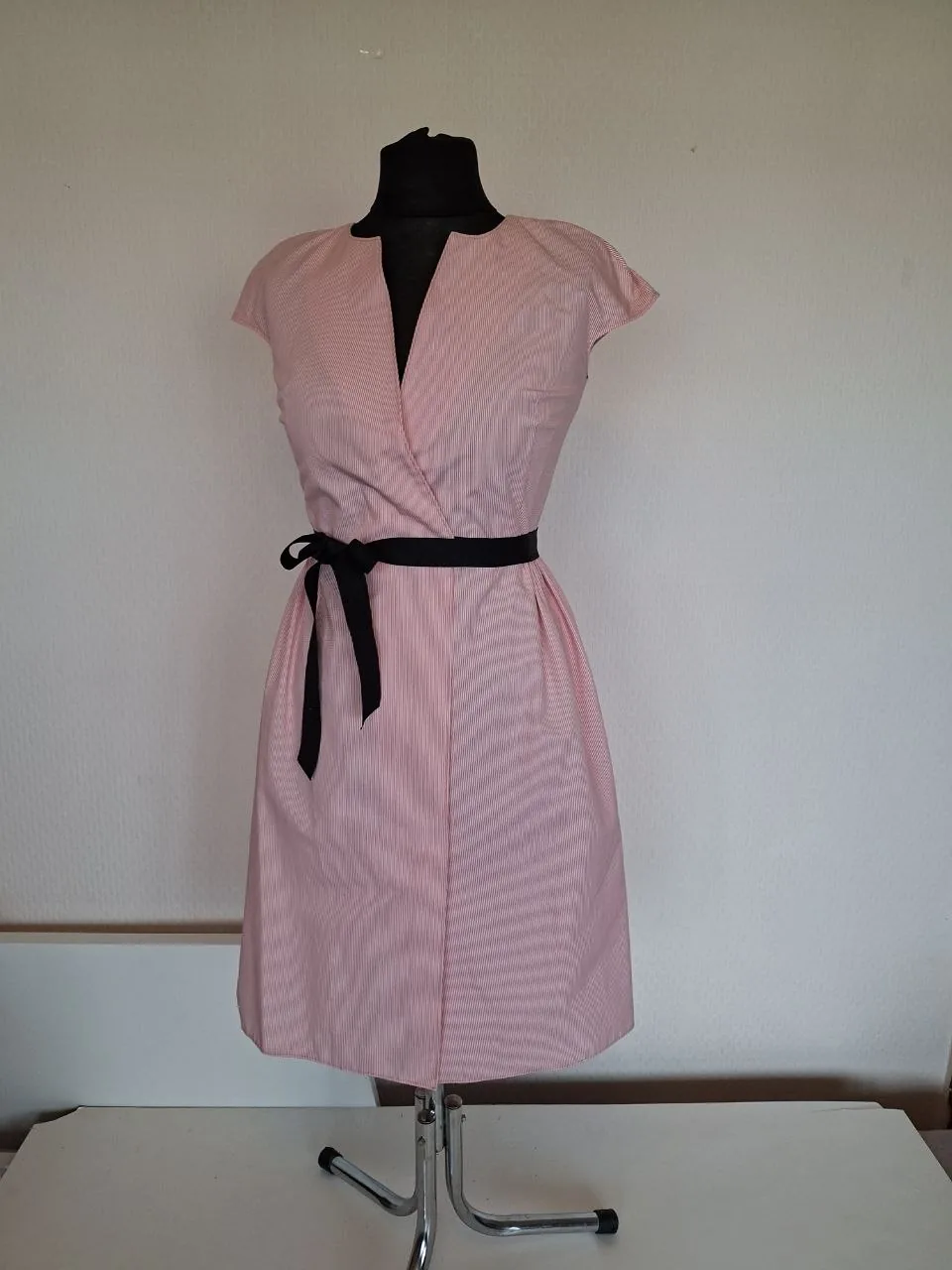 Leinen-Wickelkleid in Größe M, passt auch für Größe S. Dieses Kleid ist knielang mit einer Wickelfront und einem V-Ausschnitt, kurzen Ärmeln, einem schwarzen Bandgürtel an der Taille und einem leicht ausgestellten Rockteil, gefertigt aus…