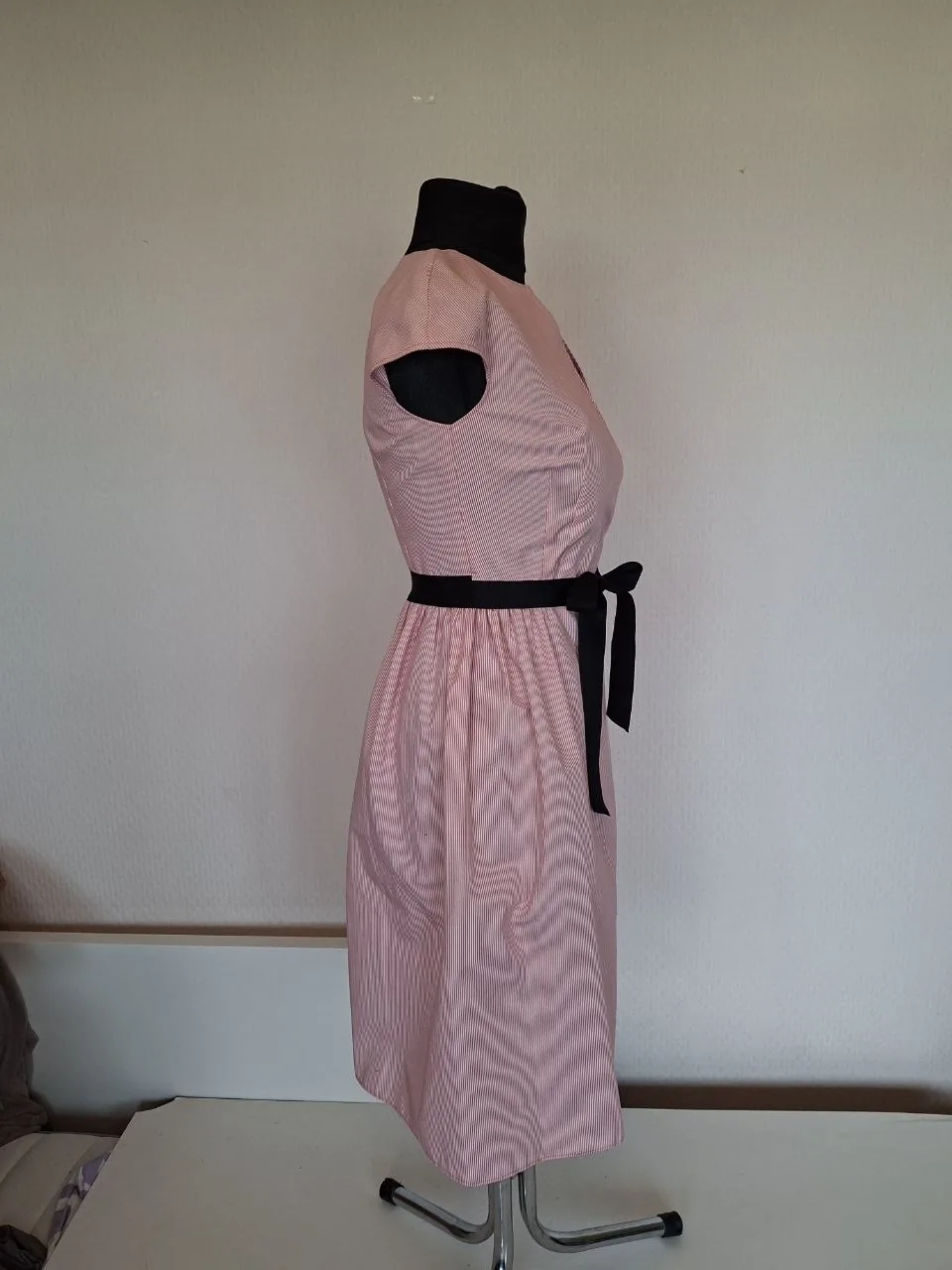 Leinen-Wickelkleid in Größe M, passt auch für Größe S. Dieses Kleid ist knielang mit einer Wickelfront und einem V-Ausschnitt, kurzen Ärmeln, einem schwarzen Bandgürtel an der Taille und einem leicht ausgestellten Rockteil, gefertigt aus…