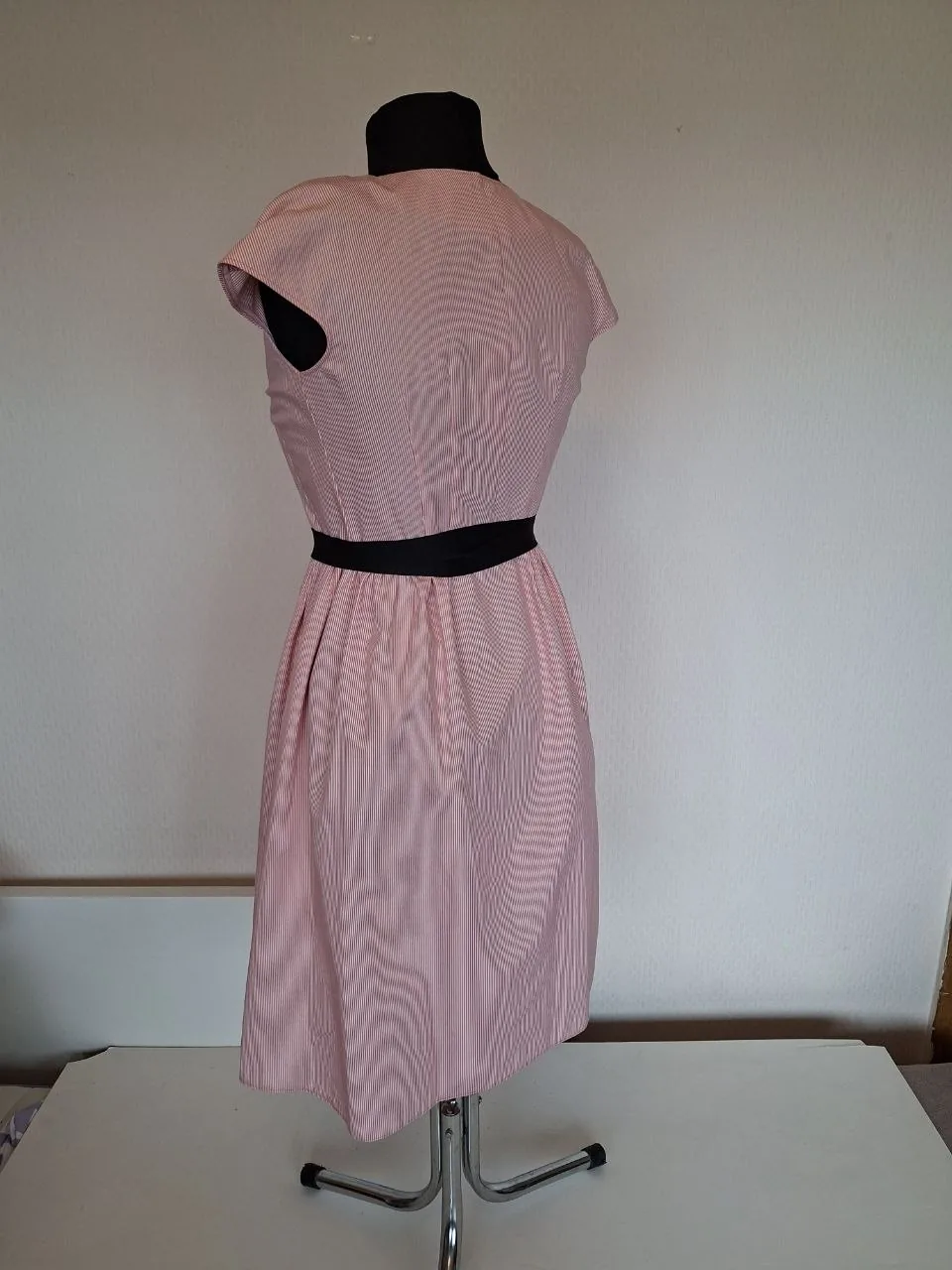 Leinen-Wickelkleid in Größe M, passt auch für Größe S. Dieses Kleid ist knielang mit einer Wickelfront und einem V-Ausschnitt, kurzen Ärmeln, einem schwarzen Bandgürtel an der Taille und einem leicht ausgestellten Rockteil, gefertigt aus…