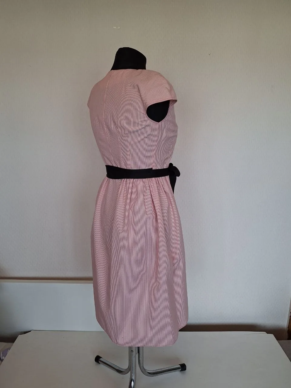 Leinen-Wickelkleid in Größe M, passt auch für Größe S. Dieses Kleid ist knielang mit einer Wickelfront und einem V-Ausschnitt, kurzen Ärmeln, einem schwarzen Bandgürtel an der Taille und einem leicht ausgestellten Rockteil, gefertigt aus…