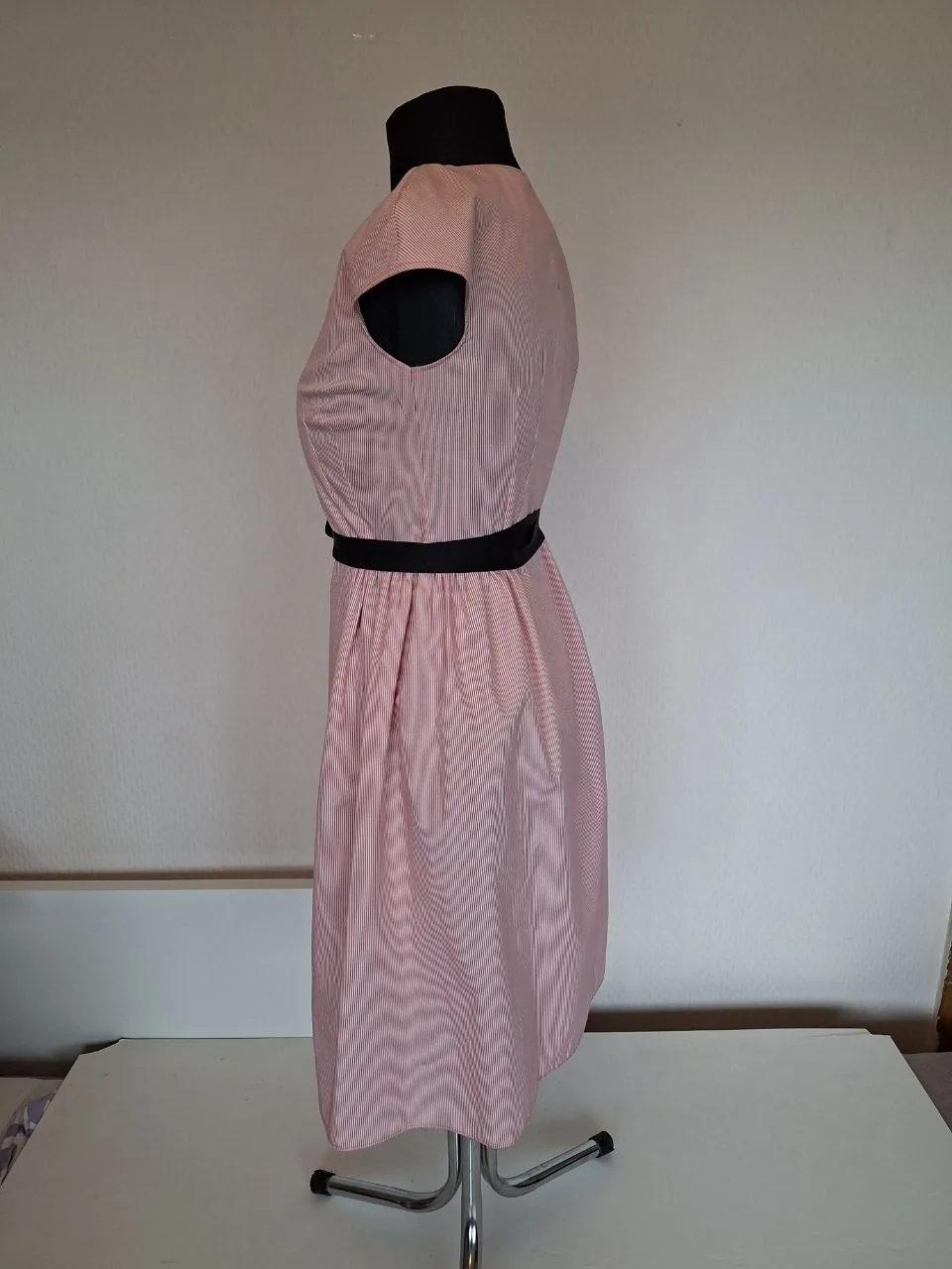 Leinen-Wickelkleid in Größe M, passt auch für Größe S. Dieses Kleid ist knielang mit einer Wickelfront und einem V-Ausschnitt, kurzen Ärmeln, einem schwarzen Bandgürtel an der Taille und einem leicht ausgestellten Rockteil, gefertigt aus…