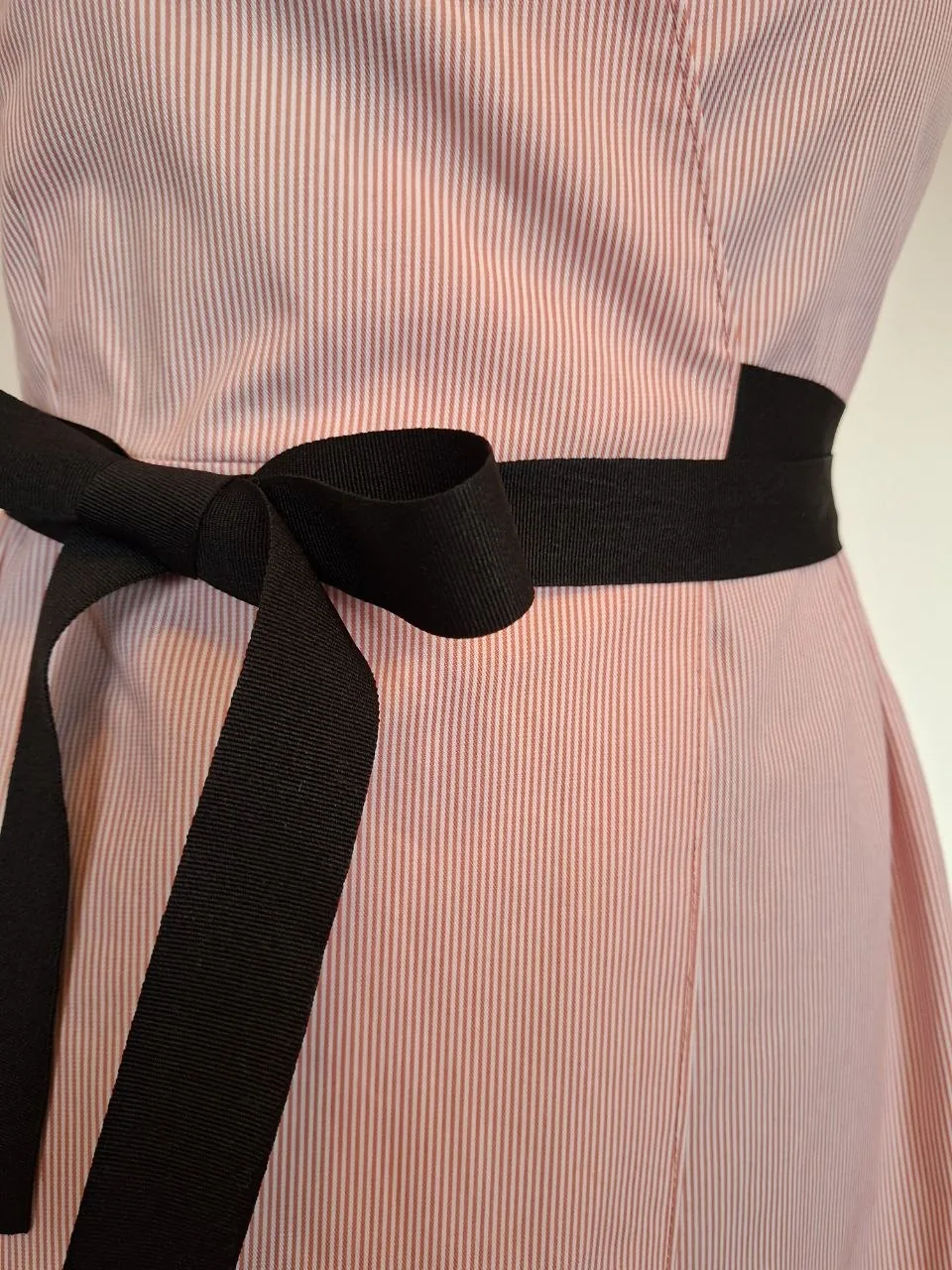 Leinen-Wickelkleid in Größe M, passt auch für Größe S. Dieses Kleid ist knielang mit einer Wickelfront und einem V-Ausschnitt, kurzen Ärmeln, einem schwarzen Bandgürtel an der Taille und einem leicht ausgestellten Rockteil, gefertigt aus…