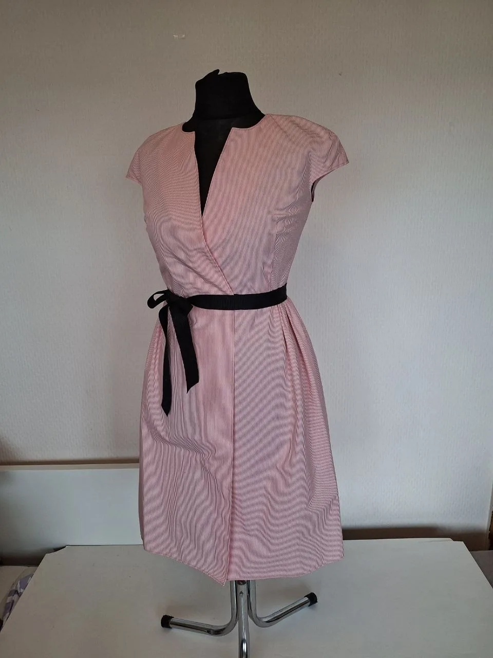 Leinen-Wickelkleid in Größe M, passt auch für Größe S. Dieses Kleid ist knielang mit einer Wickelfront und einem V-Ausschnitt, kurzen Ärmeln, einem schwarzen Bandgürtel an der Taille und einem leicht ausgestellten Rockteil, gefertigt aus…