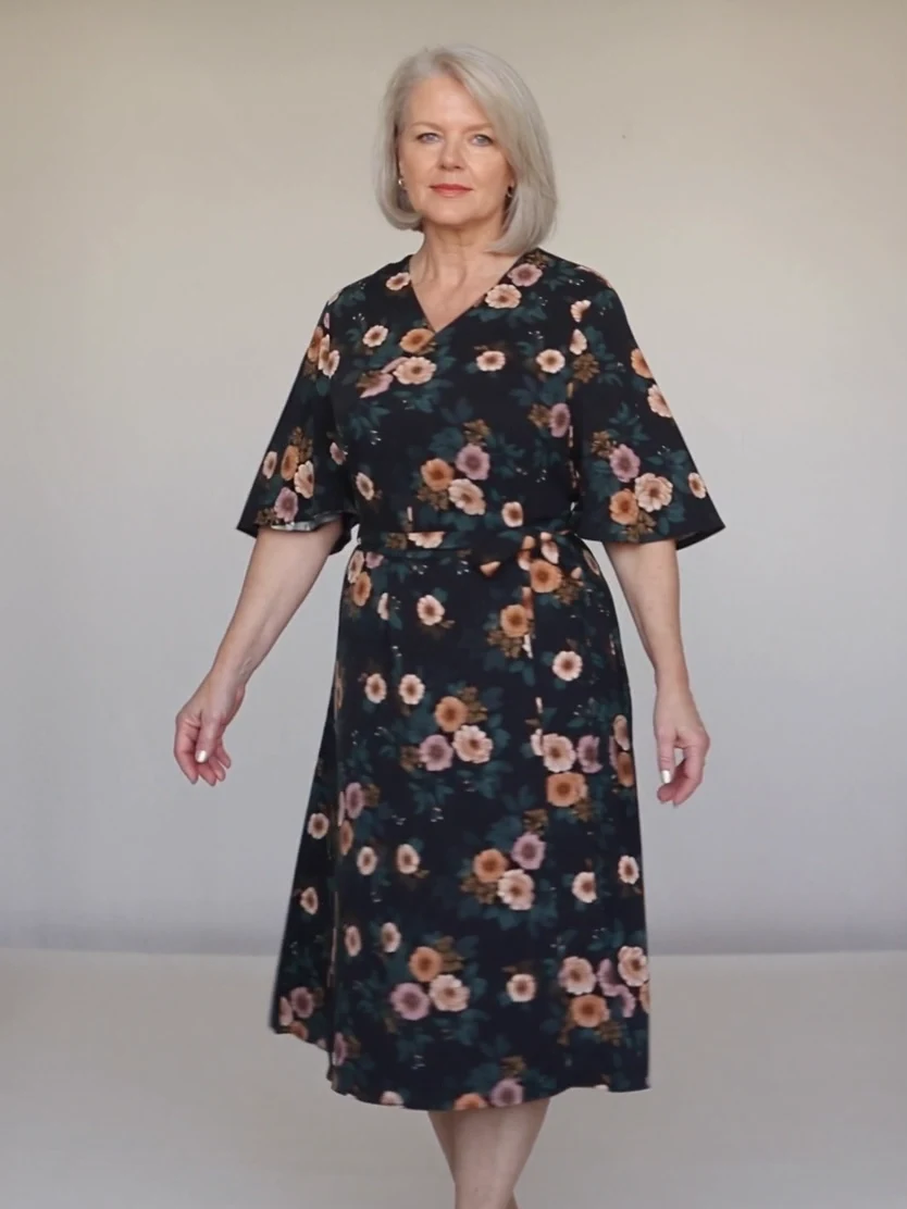 Lengvo viskozės audinio susiaučiama „wrap“ suknelė, XL dydis. Ši midi ilgio susiaučiama „wrap“ suknelė iki blauzdų vidurio su V formos iškirpte ir susiaučiama priekine dalimi turi trumpas, laisvas rankoves, surišamą diržą ties juosmeniu…. Obuolys L · Be papuošalų · Priekis