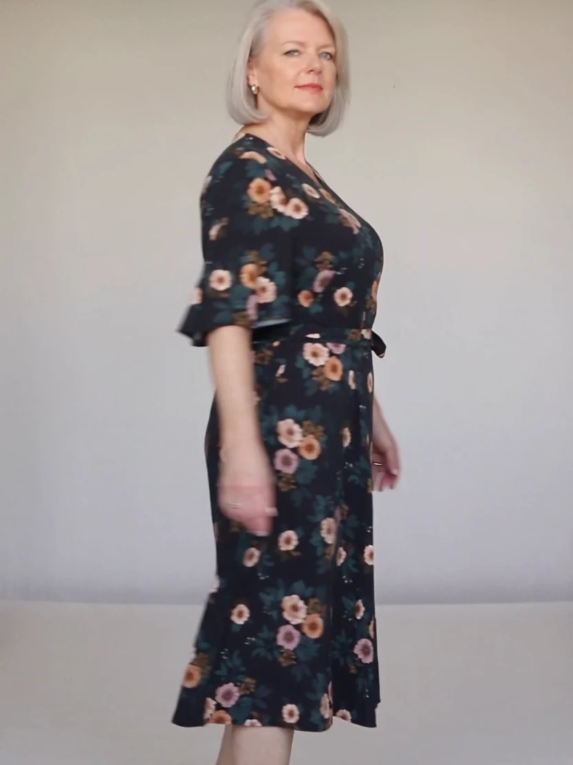 Lengvo viskozės audinio susiaučiama „wrap“ suknelė, XL dydis. Ši midi ilgio susiaučiama „wrap“ suknelė iki blauzdų vidurio su V formos iškirpte ir susiaučiama priekine dalimi turi trumpas, laisvas rankoves, surišamą diržą ties juosmeniu…. Obuolys L · Be papuošalų · Šonas