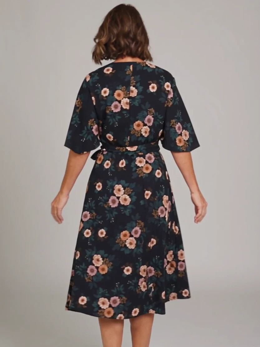 Lengvo viskozės audinio susiaučiama „wrap“ suknelė, XL dydis. Ši midi ilgio susiaučiama „wrap“ suknelė iki blauzdų vidurio su V formos iškirpte ir susiaučiama priekine dalimi turi trumpas, laisvas rankoves, surišamą diržą ties juosmeniu…. Smėlio laikrodis M · Be papuošalų · Nugara